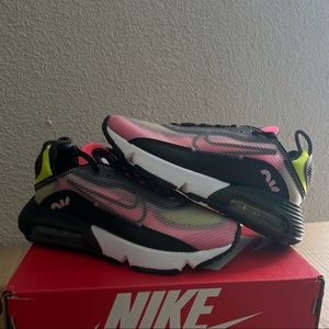 W Nike Air Max 2090 ‘Champagne Cyber’